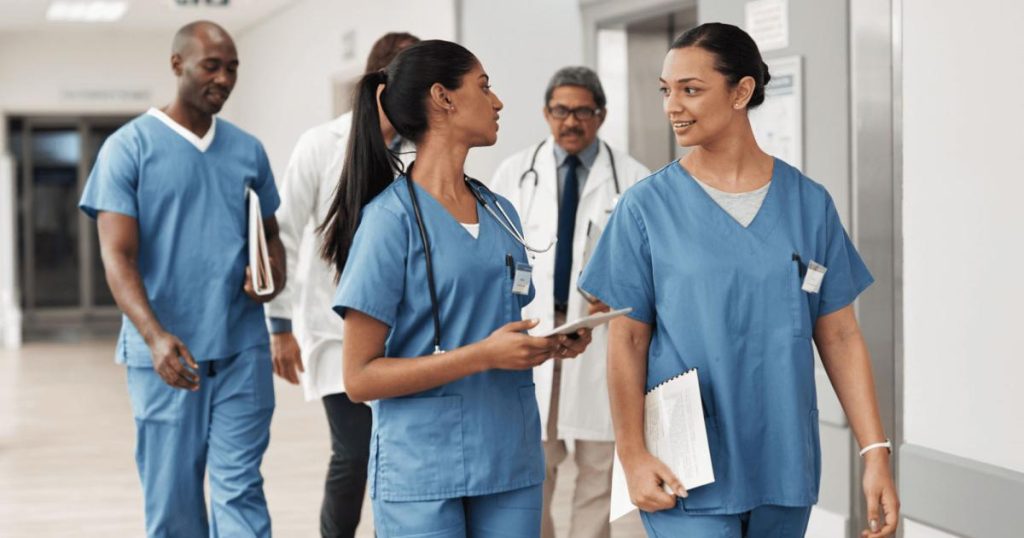 അയർലണ്ടിൽ വംശീയാധിക്ഷേപങ്ങൾ ഒഴിവാക്കാൻ നഴ്സുമാർ ജോലിസ്ഥലത്തേക്കും തിരിച്ചും സംഘങ്ങളായി യാത്ര ചെയ്യുന്നു; ഞെട്ടിക്കുന്ന വെളിപ്പെടുത്തലുമായി ഐഎൻഎംഒ